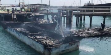 2 ABK Terjun ke Laut Saat Api Membakar 4 Kapal Sitaan Bea Cukai Batam di Batuaji