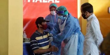 Presiden Jokowi Tinjau Vaksinasi Massal di Maluku