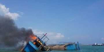 Lihat, Kapal Pencuri Ikan Berbendera Malaysia Ditenggelamkan, Dua Sekaligus