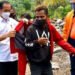 Jokowi Copot Jaket Merahnya dan Berikan ke Korban Banjir NTT