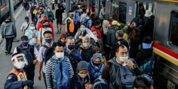 Penumpang KRL Membludak, Menhub Salahkan PT KCI