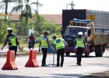 Awasi Pemudik Nekat, Polisi Bakal Razia Truk Pakai Terpal